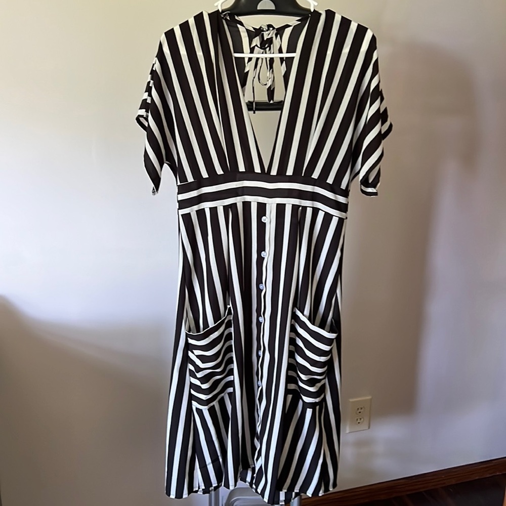 White and black sheer dress with pockets, size M